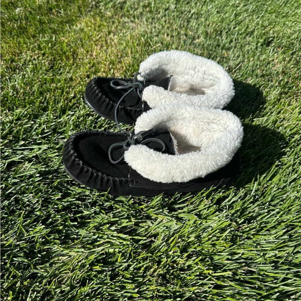 Women’s Minnetonka slippers size 8